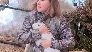 After the zookeeper picked up the white rabbit, he was attacked by another rabbit with ten punches i