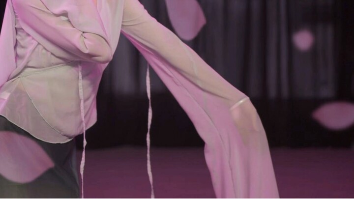 Today we are going to dance the most beautiful dance segment "Gathering Wei" from the dance drama "C