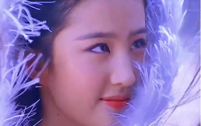 Aaa! Senyum Xiao Longnü ini bikin aku meleleh! Gaya pakai topi ini cantik banget, kan!