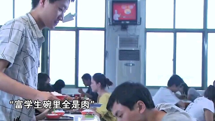 其他同学碗里堆满了肉,  偏远山区男孩碗里却只有白菜,   看完结局直接泪崩了。