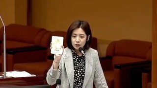 Councilor Huang presents Mayor Jiang with a last-minute drink, allowing the mayor to focus on city a