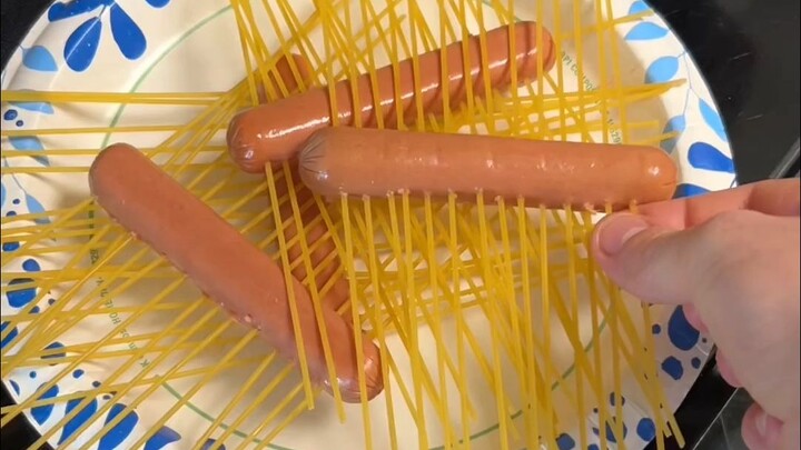 الأم تطبخ مجدداً طعاماً للبيض... سباغيتي بالهوت دوغ