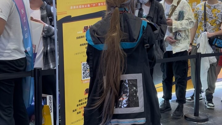 Oh my god, I ran into Amiya at the anime convention!! My absolute favorite character!!!!