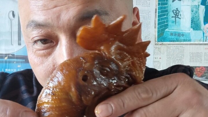Membuat kepala ayam memuntahkan tulang… Nilai buruk!