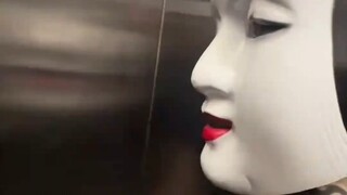رجل يخيف صديقه خارج المصعد بقناع، مما جعله يفقد السيطرة على تعابير وجهه!