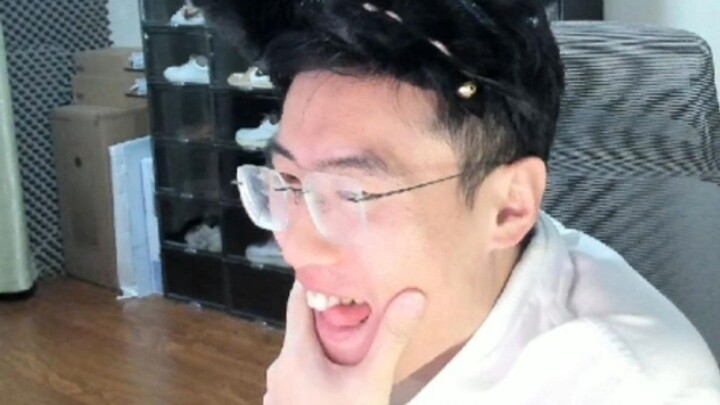 正在欣赏联动嘉宾跳舞的一头驴，@一盆冰淇凌【bestnaomi】