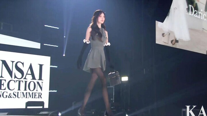 2026 Latest Tokyo–Kansai Fashion Show: Cute Japanese-Style Micro Skirts, Stockings, and Long Legs—Sw