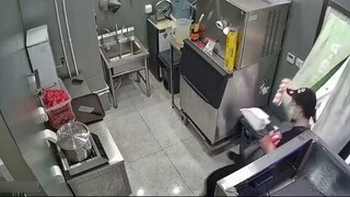 يا رجل، سرقوا بضاعتنا! أكثر من عشرة كيلو من الجليد!
