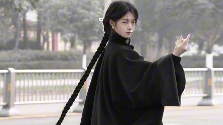"Ta đã đốt bỏ quy củ gia tộc. Ai dám nói phụ nữ không thể ngồi vào vị trí tộc trưởng?"