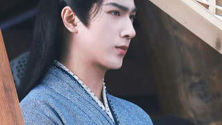 Fortunately, Li Hongyi is 188cm tall and doesn't need to wear thick soles, otherwise the uneven grou