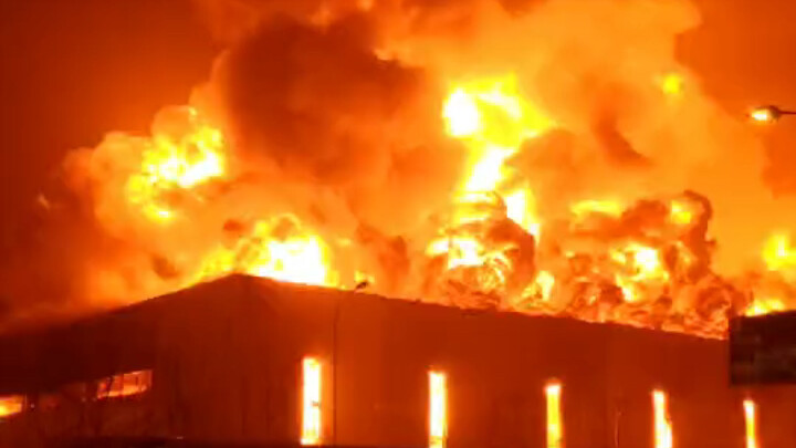 مفاجأة! حريق هائل في منطقة المخازن الجمركية بمنطقة هوانغداو في تشينغداو! نأمل ألا يكون هناك إصابات!