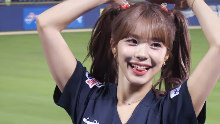 [4K] "Lee Da-hye" is indeed, with fleshy legs and twin ponytails... Korean cheerleader captain dance