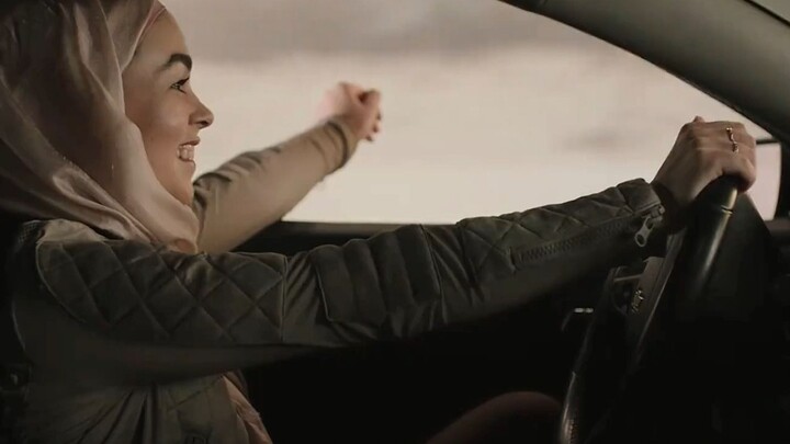 All because of a bad driving habit, she was brutally hunted down by the car behind her!