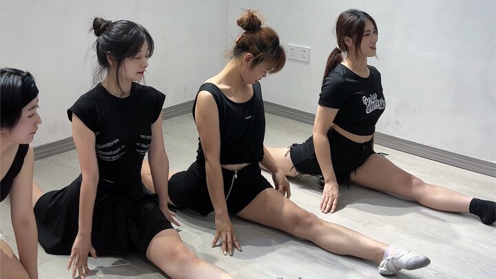Chia sẻ một nhóm học sinh đang thực hiện động tác tách chân