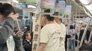笑发财了，有网友偶遇孔大山跟杨皓宇老师抱着宇宙探索编辑部的牌子坐地铁