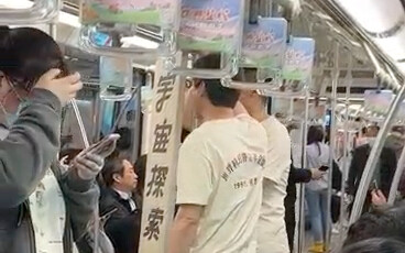 笑发财了，有网友偶遇孔大山跟杨皓宇老师抱着宇宙探索编辑部的牌子坐地铁