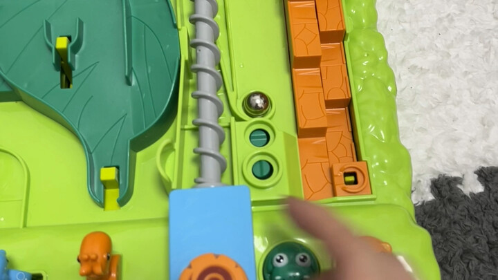 Món đồ chơi nhỏ này cứ bắt tôi phải chơi cả buổi chiều luôn!