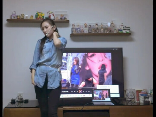Lost Heartbeat (versi asli Elva Hsiao) bernyanyi dan menari dengan mikrofon terbuka penuh