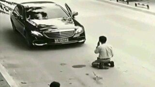The moment I got out of the car and ran over, I felt that Mercedes-Benz was not worthy of this man.
