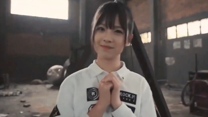 “Cô ấy cười nên bạn cũng cười”