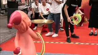 The plate is bigger than the circle, so you have to be quick, accurate and ruthless