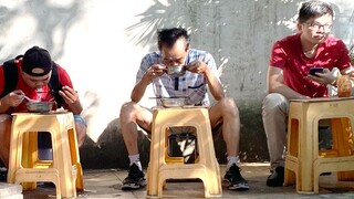 This bowl of noodles, even the strongest man has to squat down to eat