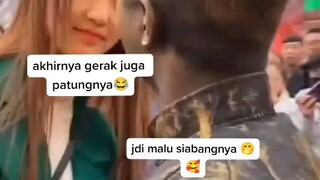 tatapan wanita melambangkan perasaan yang mendalam, seperti cinta, kerinduan, atau bahkan dendam