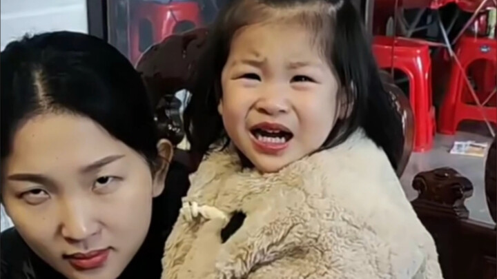 للمرة الأولى في حياتي، أبكي فتاة من شدة وسامتي