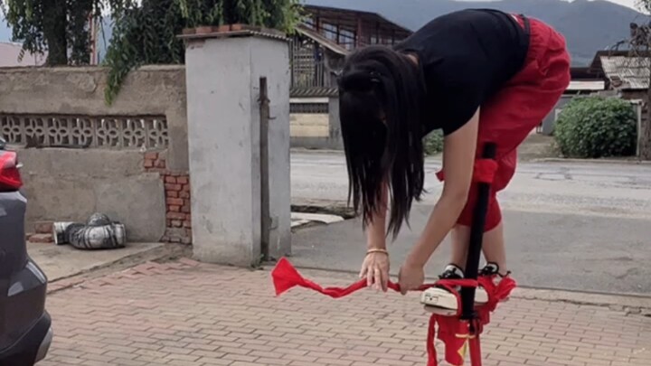 العملية الكاملة لربط الخشبات العالية في رقصة يانغ قه من شمال شرق الصين