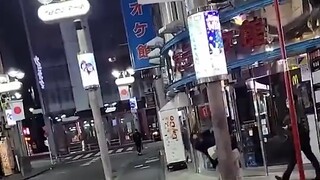A Japanese couple quarreled on the streets of Shibuya. The girl punched her boyfriend, and the man f