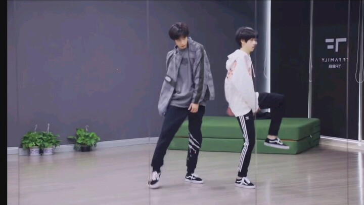 这真的是14岁的弟弟跳的吗？两个人太契合了吧【trouble maker】