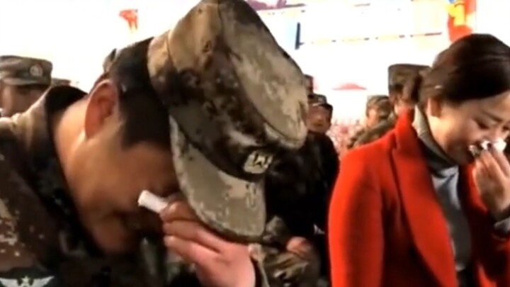 لقاء مؤثر: أمّ رجل الإطفاء تلتقي بزميل ابنها في القطار فائق السرعة، وكلمة واحدة تُبكي العيون!