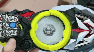 是谁追了整整十五年的假面骑士，才终于在24年的冬天，迎来了自己人生中的第一条假面骑士腰带！！！是我，假面骑士zero one！