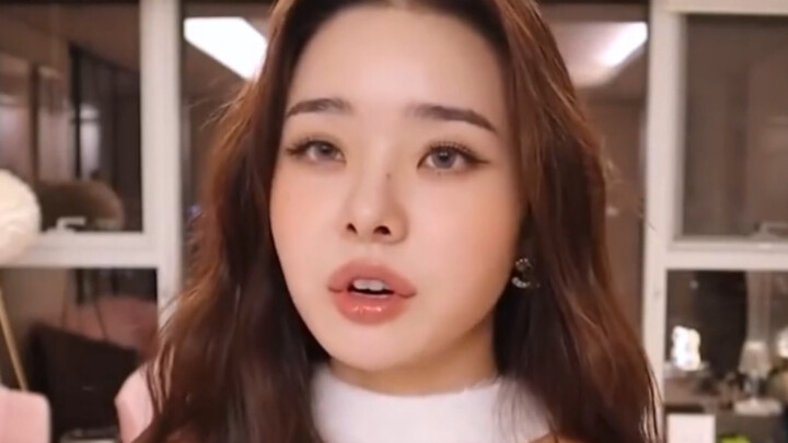 Korean netizens are hotly discussing how many luxury items Song Ji-ah actually owns...