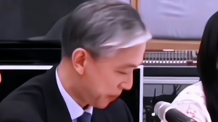 أفكّر في الرجل الفاضل، لطيفٌ وناعمٌ كحجر اليشم.