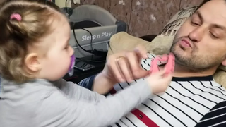 CUTE BABY ไม่สามารถหยุดหัวเราะเยาะพ่อได้ - Cute Toddler Lile