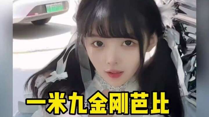 A 1.9-meter-tall “Giant Barbie” — but her face is seriously too loli!