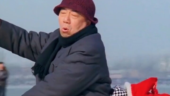 Đồ ăn vặt có hạn sử dụng, nhưng tình yêu của ông bà thì không bao giờ hết hạn.