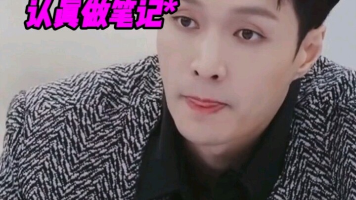 Trương Nghệ Hưng lúc lên lớp tưởng chừng đang ghi chép, nào ngờ bị học viên nữ bắt gặp đang vẽ tranh