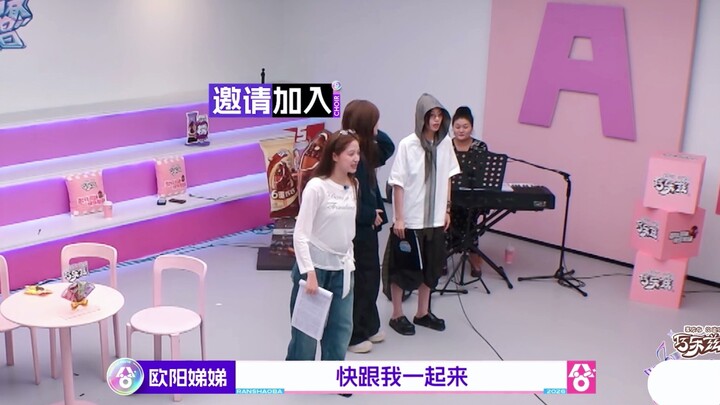 Ouyang Didi recreates Yuan Yiqi’s leg-swinging video