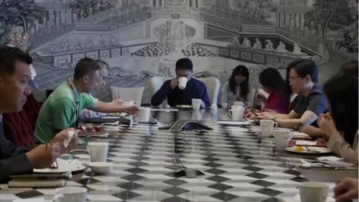 ليو تشيانغ دونغ يُصرّ على عقد اجتماعات صباحية يومية بلا انقطاع لمدة عشر سنوات، ويستخدم إطار "خمسة وج