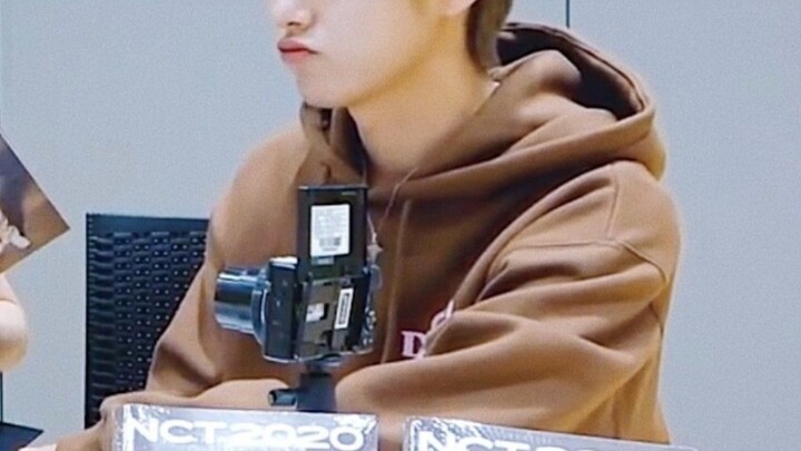 Mark: Little cutie—wanna go for a walk together?  Kaechan: Did the little cutie just call?  What an 