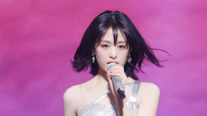 Có người đứng im còn hát không vững, nhưng có người nhảy lên hát vẫn cực kỳ ổn.