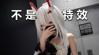 يتجول في المركز التجاري