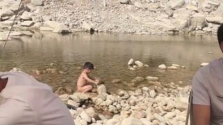 小孩哥外出野餐，没想到直接脱光，在河边洗起了衣服