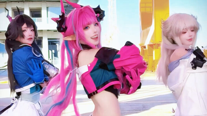 As soon as the wire was pulled, Yvonne jumped out with a炫迈 candy!