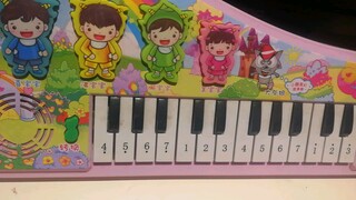 Dùng Piano đồ chơi giá 1 tệ để chơi ca khú của Jojo