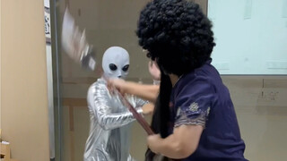 شاهدت العائلة هذه الحلقة كفيلم، غوان غونغ ضد الأجانب