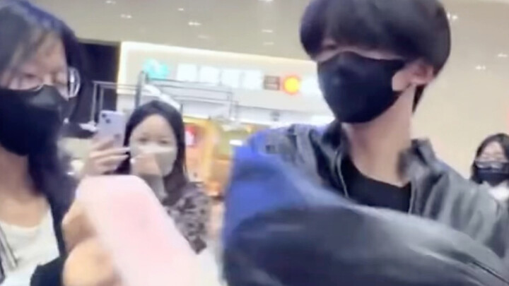 จางอี้หรัน: โทรศัพท์เหรอ? ไปเลย! แฟนคลับตัวยง: โทรศัพท์ของฉันถูกพี่ชายจับแล้ว…