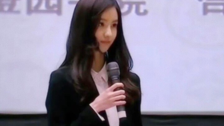 “我的确美丽，也的确锋利”，谁能不爱外表小白花，本质御姐，飒的一比的酷girl呢。